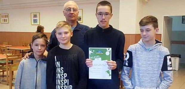 Balról: Recski Levente, Román Kornél, Oláh Krisztián, Vaszkó Szabolcs és Sápi Tibor tanár